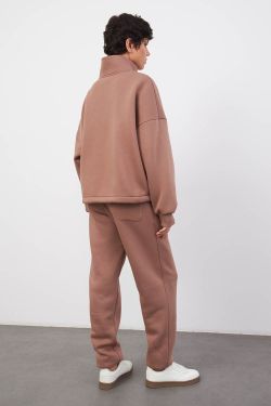 Утепленная олимпийка на молнии цвета молочный шоколад