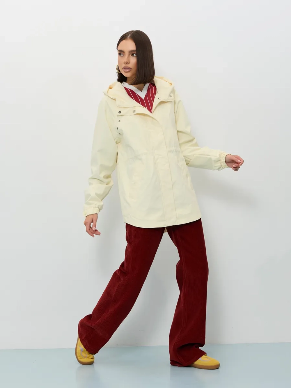 Ветровка с капюшоном удлиненная