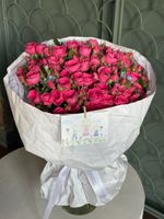 Букет из яркой кустовой пионовидной розы и оксипеталума