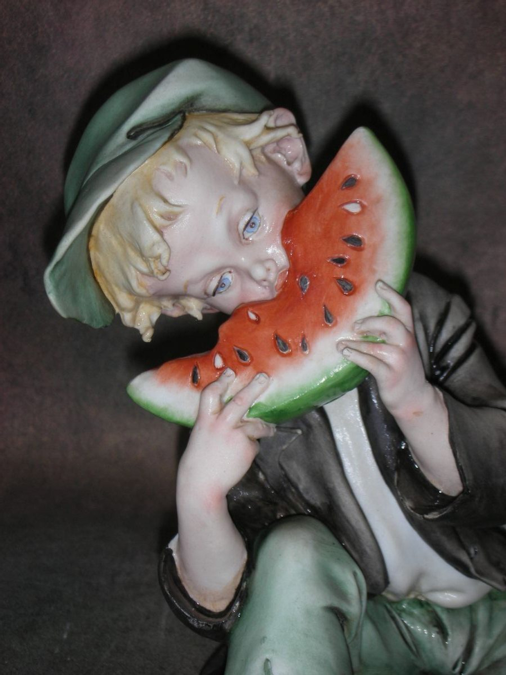 Статуэтка. Фарфор. Уличный мальчик, поедающий арбуз. Capodimonte. Италия