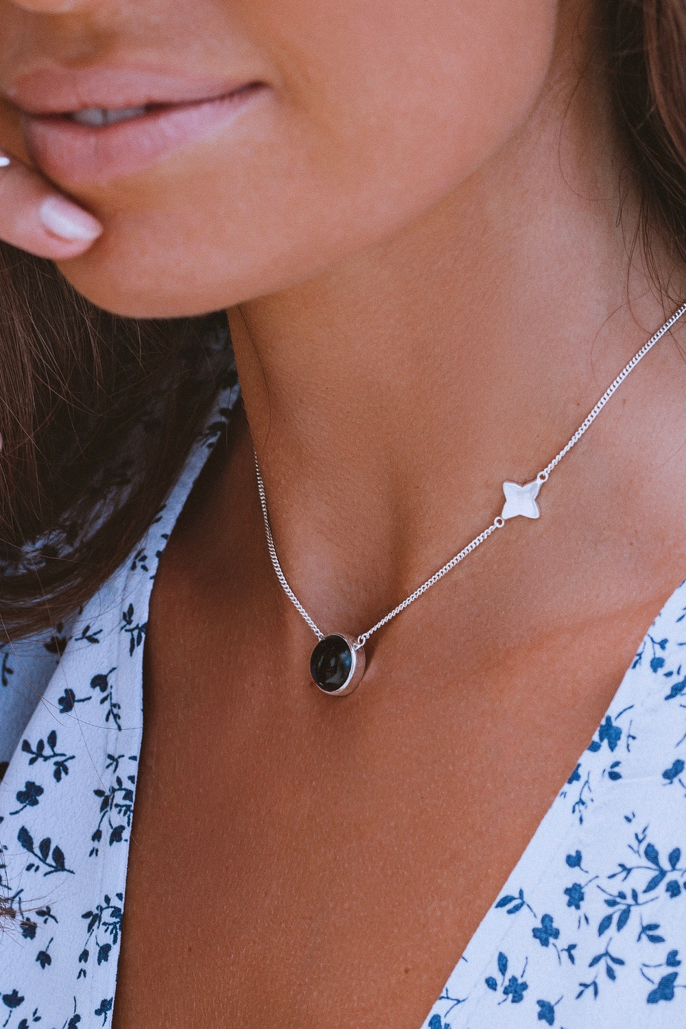 Колье «Трилистник» с черным агатом