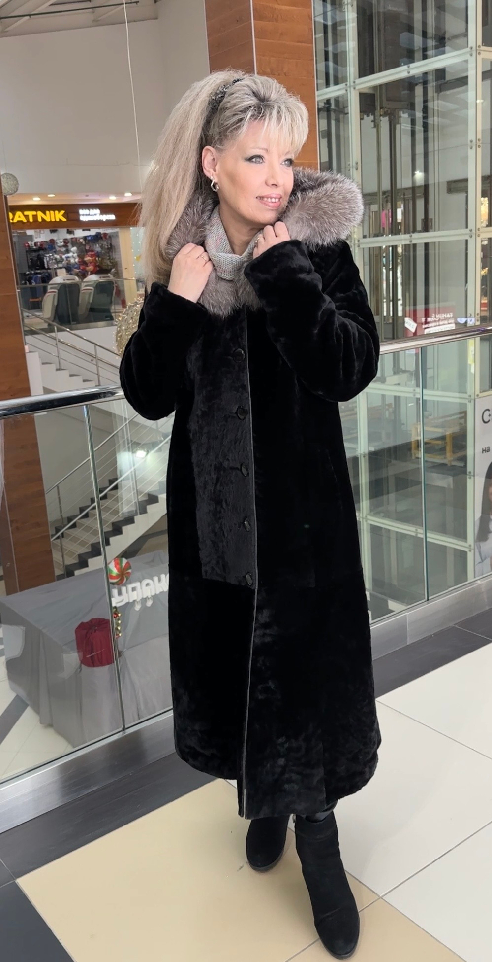 Пальто-шубка из мутона с капюшоном