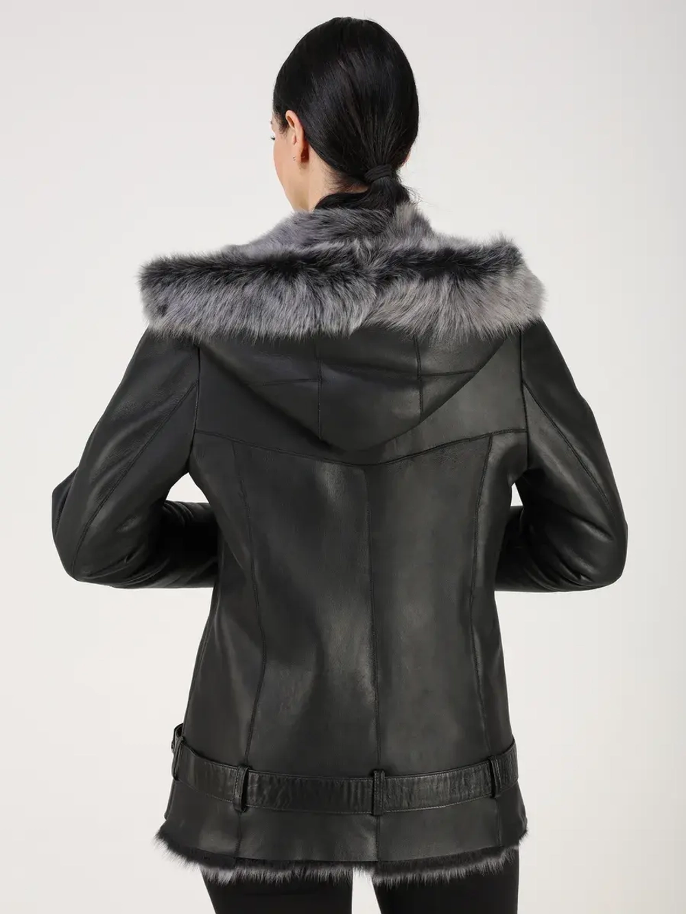 Дубленка зимняя натуральная с капюшоном короткая