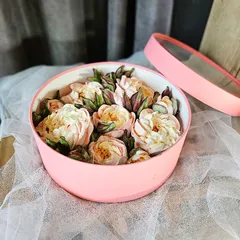 Зефир в шляпной коробке «Пионы Корал»/ 25 см Зефир в шляпной коробке «Пионы Корал»/ 25 см