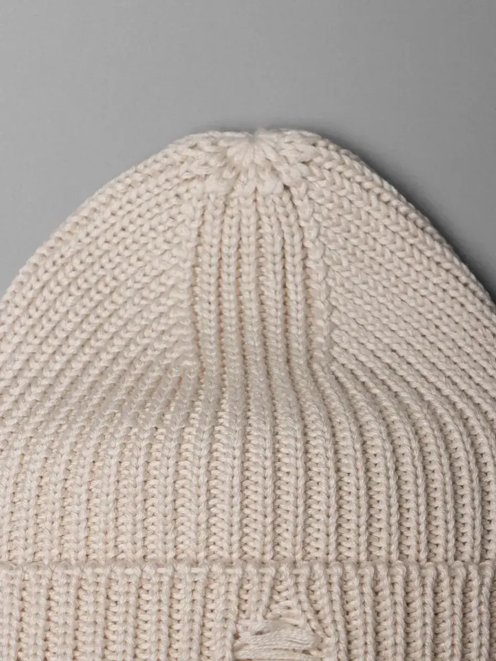 Шапка женская на осень рваная