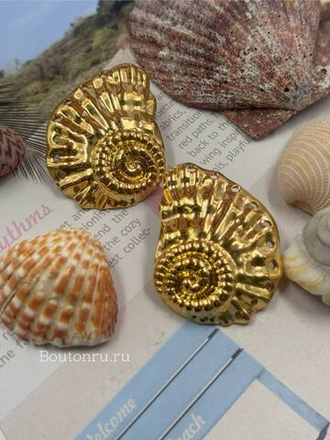 Массивные золотистые серьги в форме ракушки