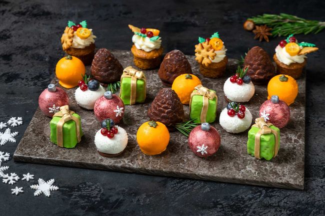 Ассорти десертов &quot;Новогодний сюрприз&quot;, 24 шт.