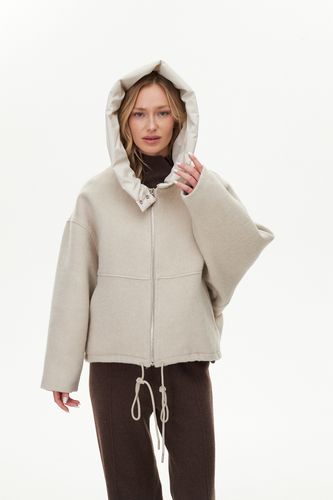 Бежевая куртка без утеплителя с объёмным капюшоном