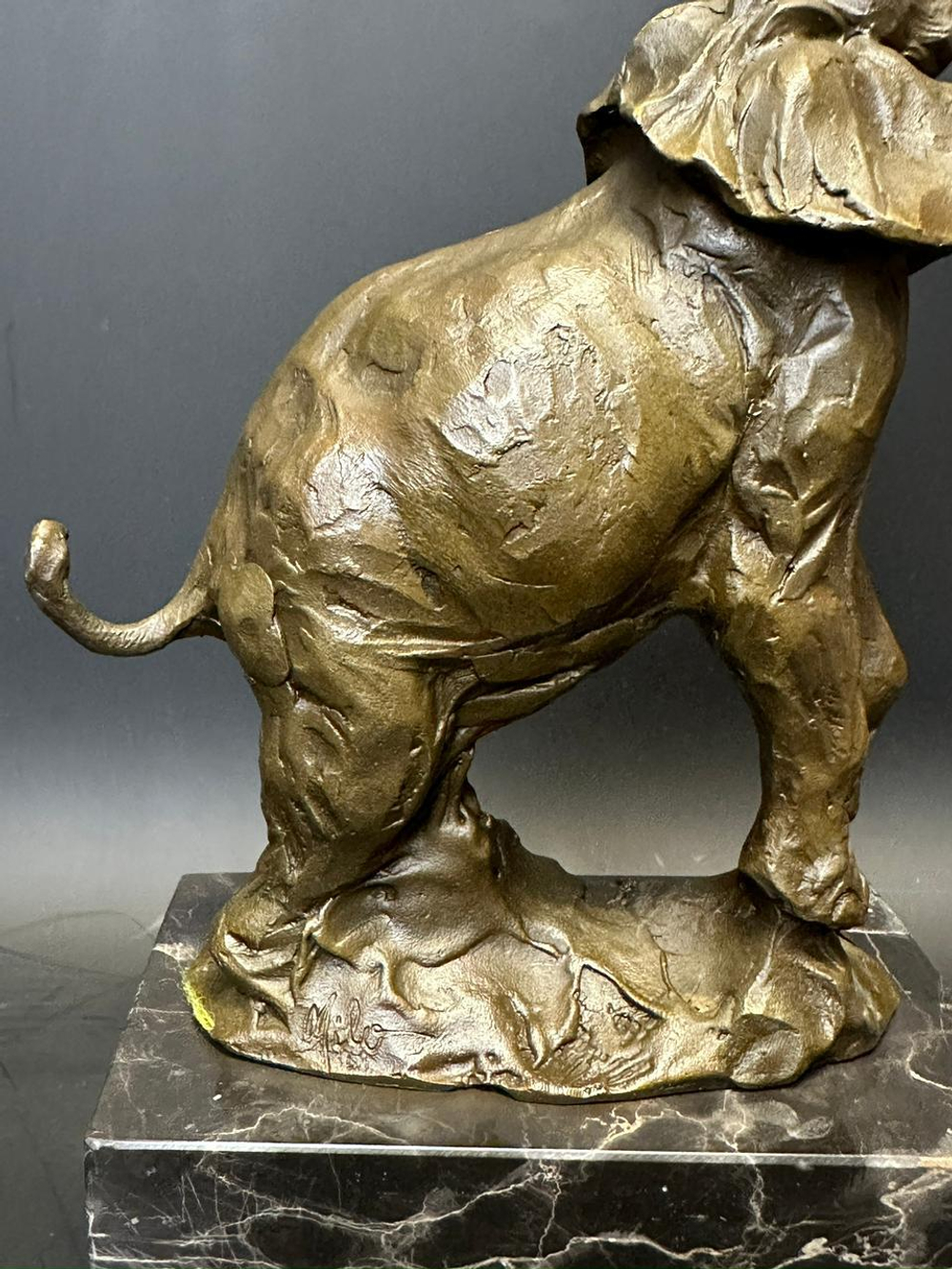 Бронзовая скульптура «Слон с поднятым хоботом»