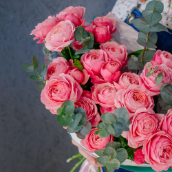 140. Вау-букет из кустовой пионовидной розы