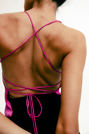 Блуза-топ драпированная из сатина с открытой спиной