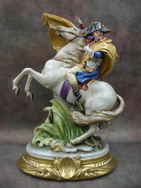 Статуэтка. Фарфор. Солдат. Наполеон при переходе через Сен-Бернар. Capodimonte. Италия