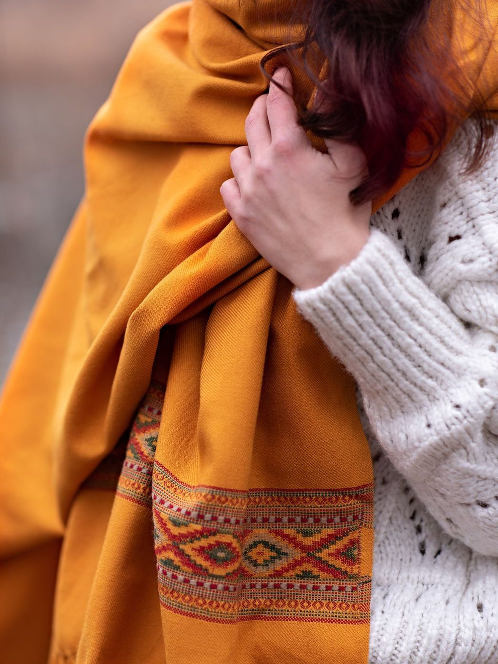 Шерстяной палантин с вышивкой