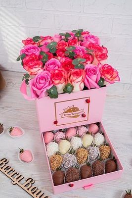 Шкатулка с розами и клубникой в шоколаде "Сладкий сюрприз"