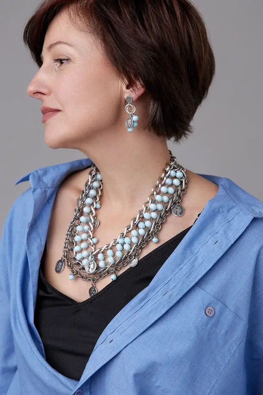 Серьги пусеты с голубыми кристаллами, монетой с профилем Елизаветы II, оттенок серебро