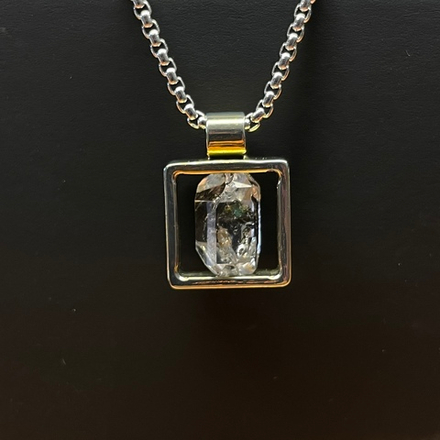 Подвеска с Петролеум кварцем (square)