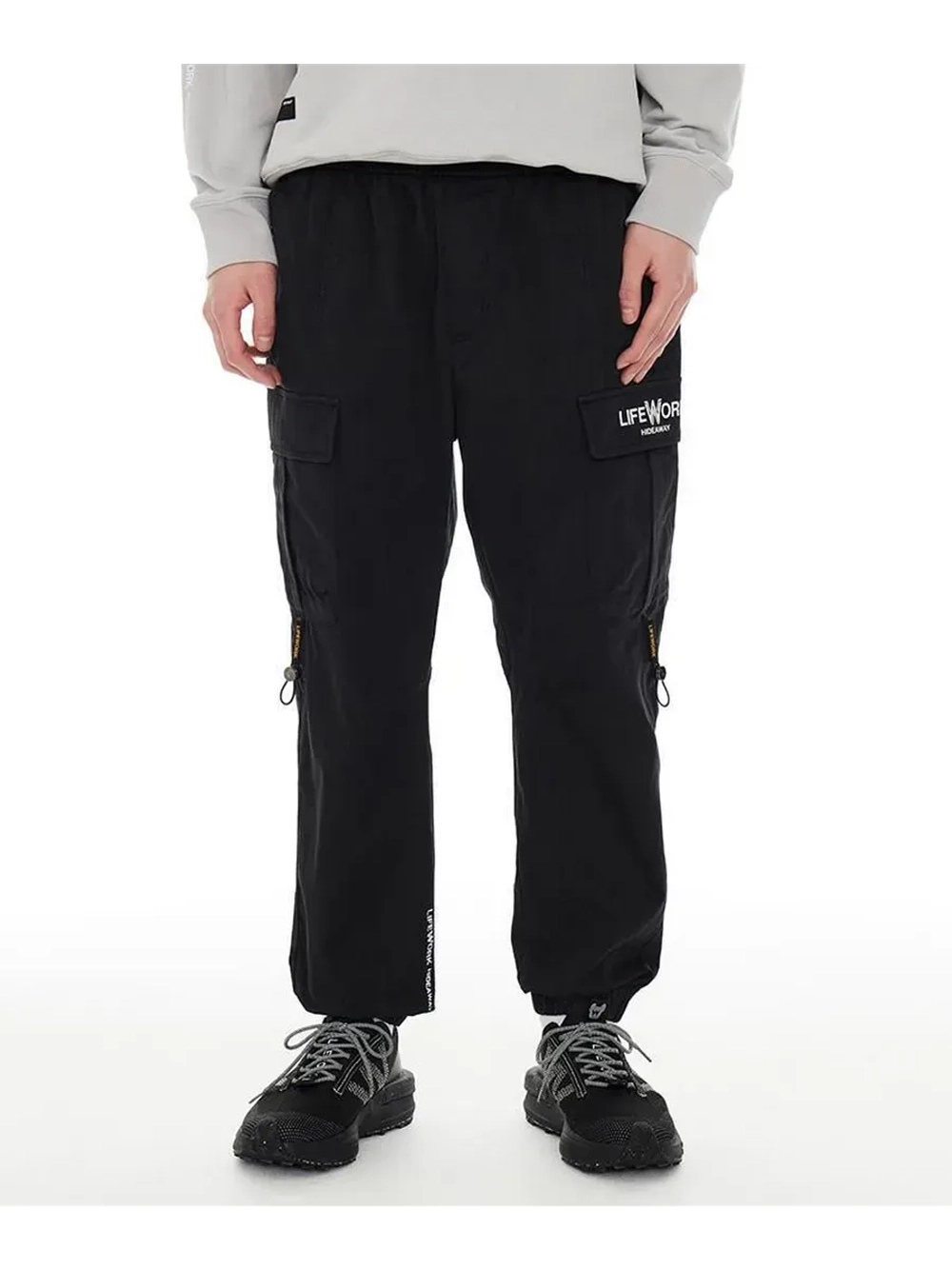 Брюки-джоггеры в стиле карго с молниями на карманах