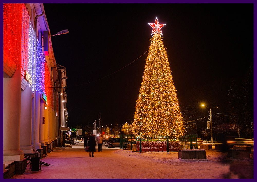 Светодинамическая елка каркасная - встроенная гирлянда: теплый свет - "Уральская" 26 м