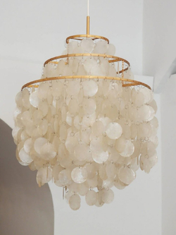 Люстра из ракушек в балтийском стиле