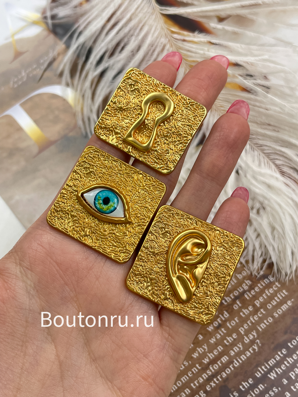 Шляпки под установочные кнопки Скиапар. золотистые квадратные с ухом