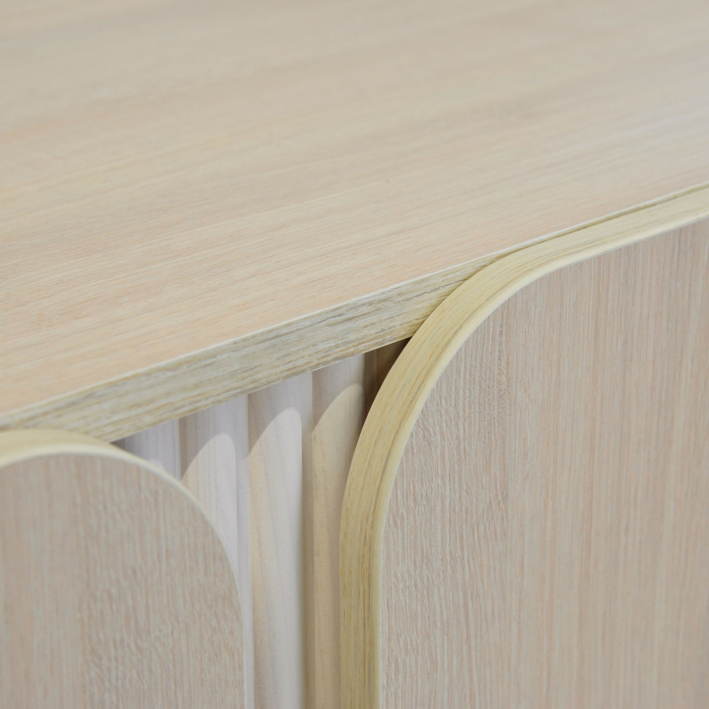 Дизайнерская тумба Ола 3 двери, шкаф-буфет на ножках, 150х40х75 см, ЛДСП/сосна