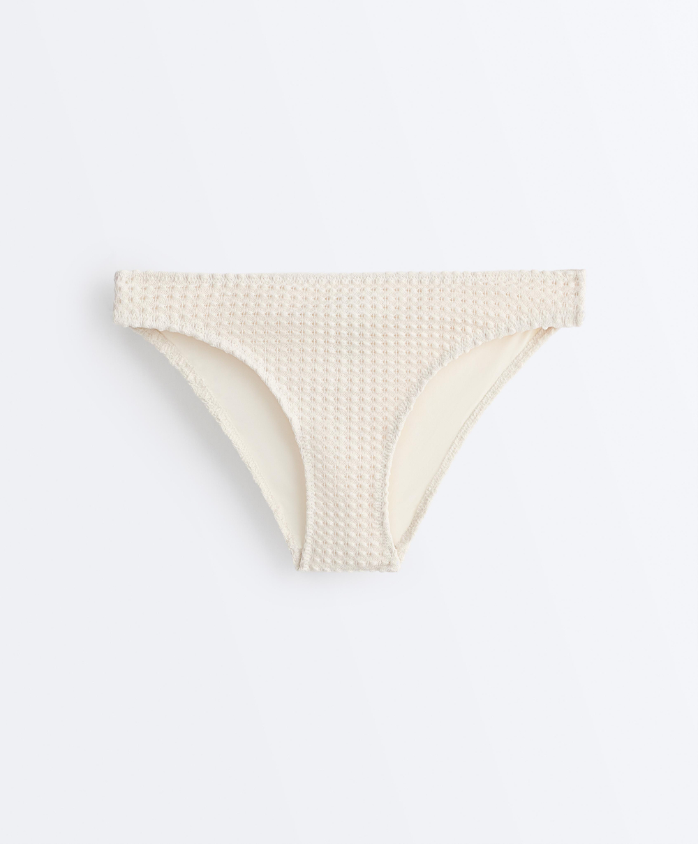 OYSHO Классические трусики-бикини из рельефной ткани, экрю
