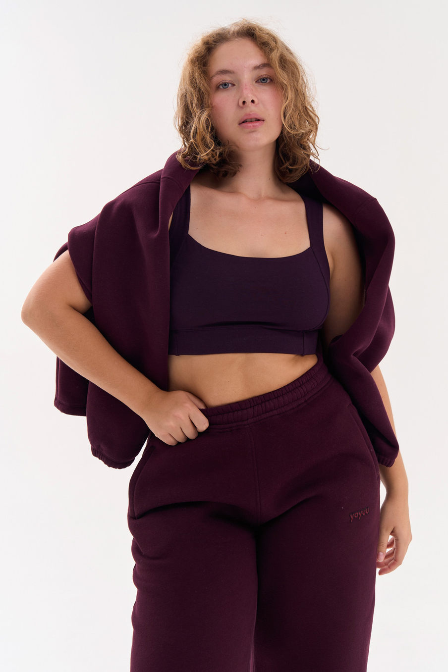 Джоггеры из футера с начесом в винном цвете