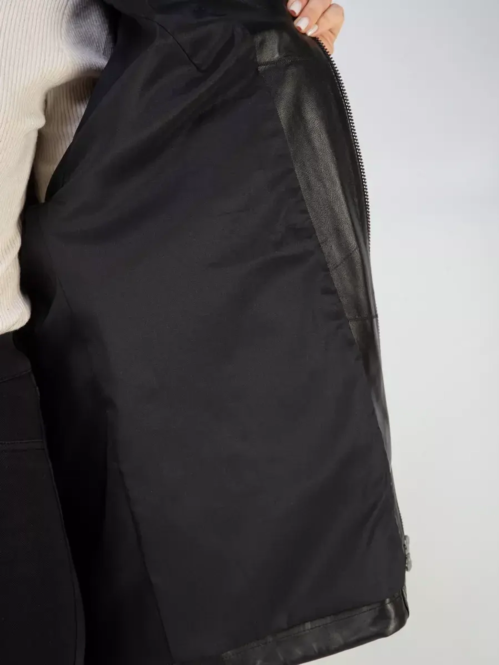 Кожаная куртка демисезонная с капюшоном