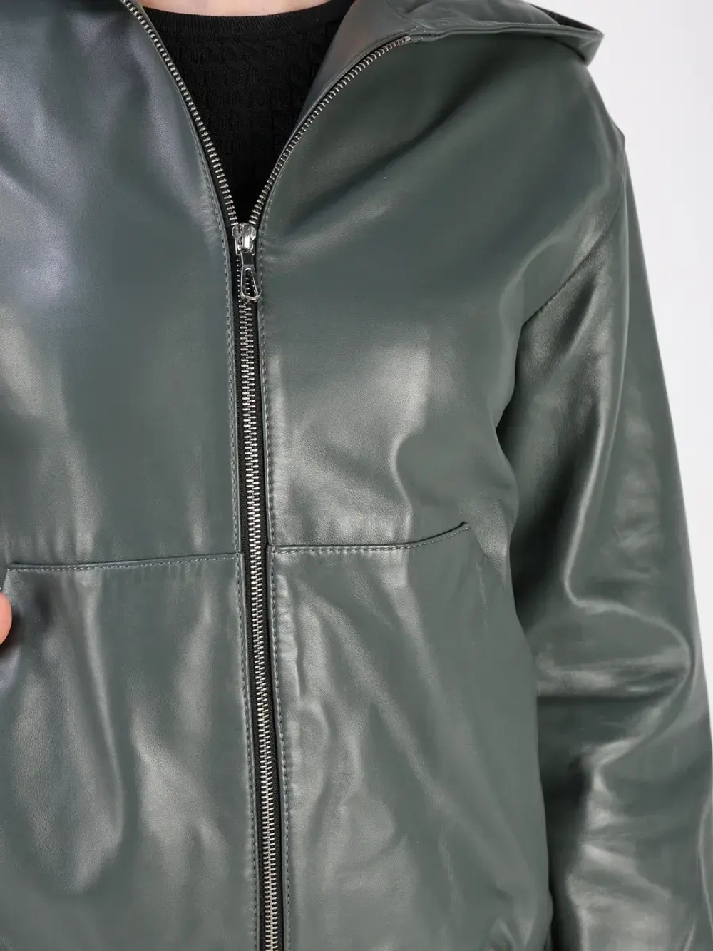 Кожаная куртка демисезонная с капюшоном