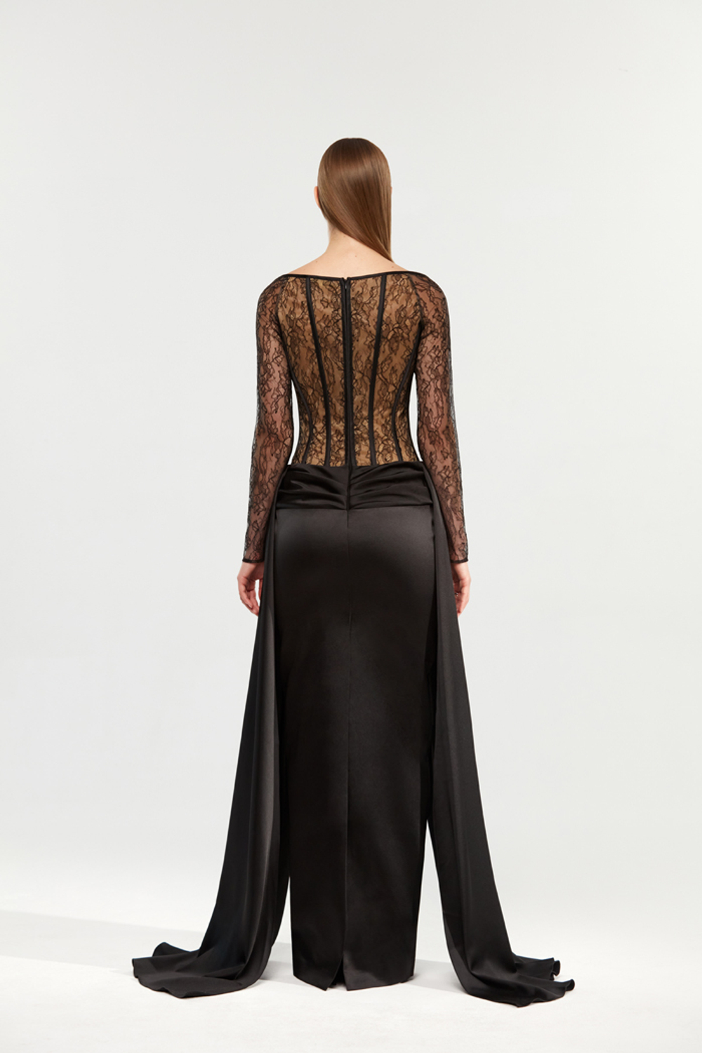 Платье макси корсетное из атласа и кружева со шлейфом