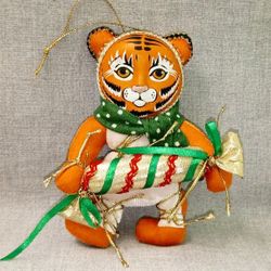 Ёлочная игрушка Тигр с аксессуаром