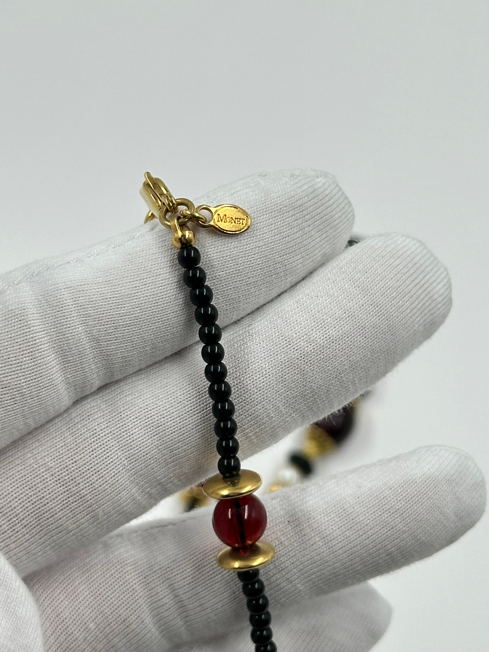 Бусы чёрные с бордовыми вставками Monet