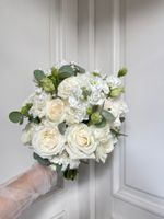 Свадебный букет из лизиантуса, эвкалипта, одноголовых роз и маттиолы