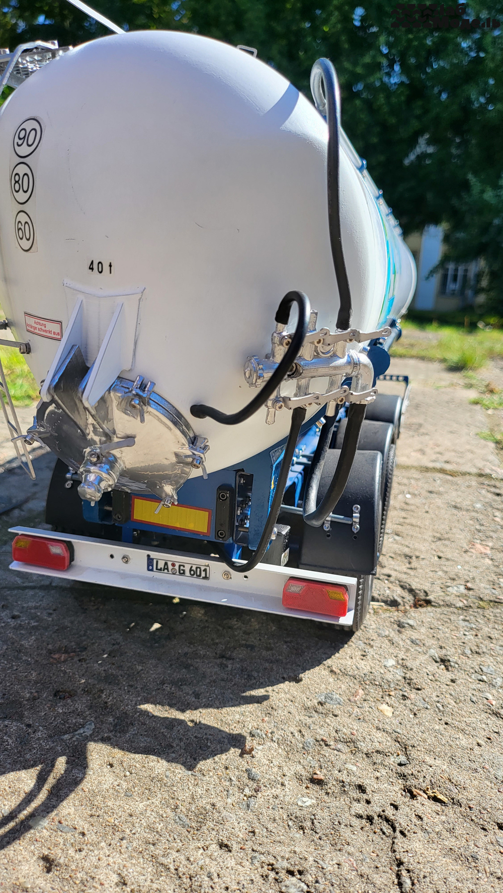 Semi-trailer 3-axle silo in 14 scale