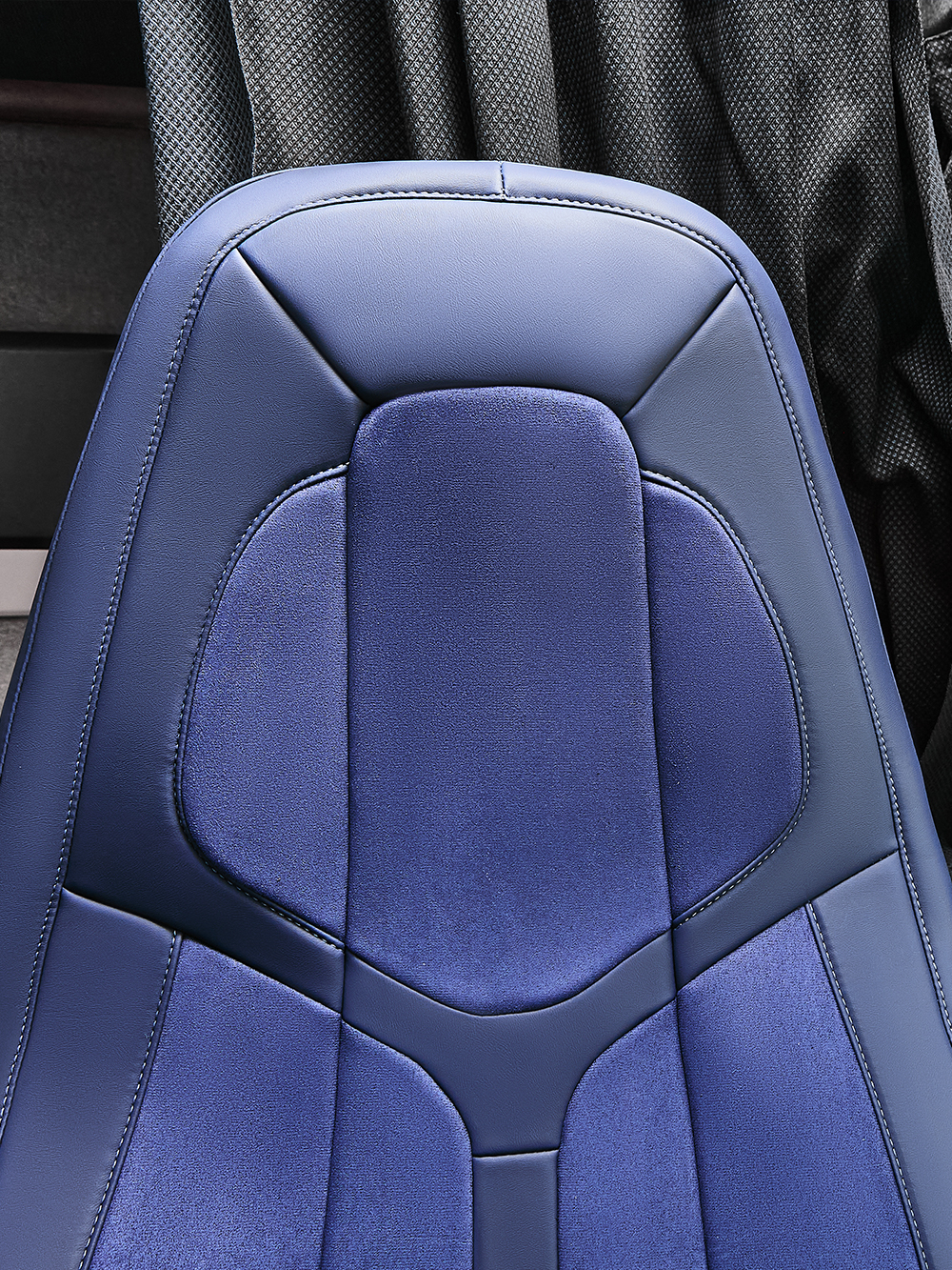 Чехлы Люкс VOLVO FH-13 после 2018 года: водитель от сиденья, пассажир от стойки кабины (один вырез под ремень) (экокожа, синий, синяя вставка)