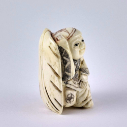 Нэцкэ Ребенок карако на огромном листе