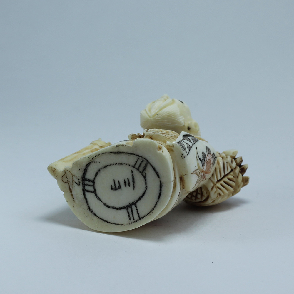 Эксклюзивная нэцкэ Монах с тростью, корзиной фруктов и веером