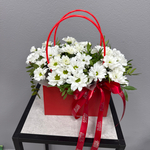 Композиция из хризантем в сумочке