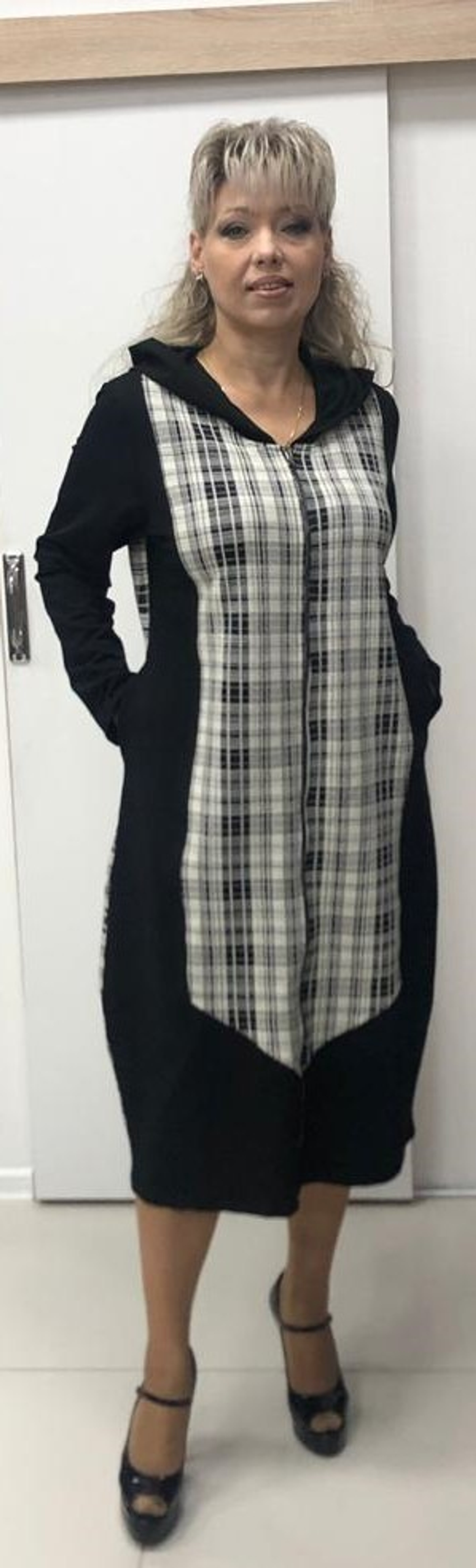 Приталенное комбинированное платье на молнии