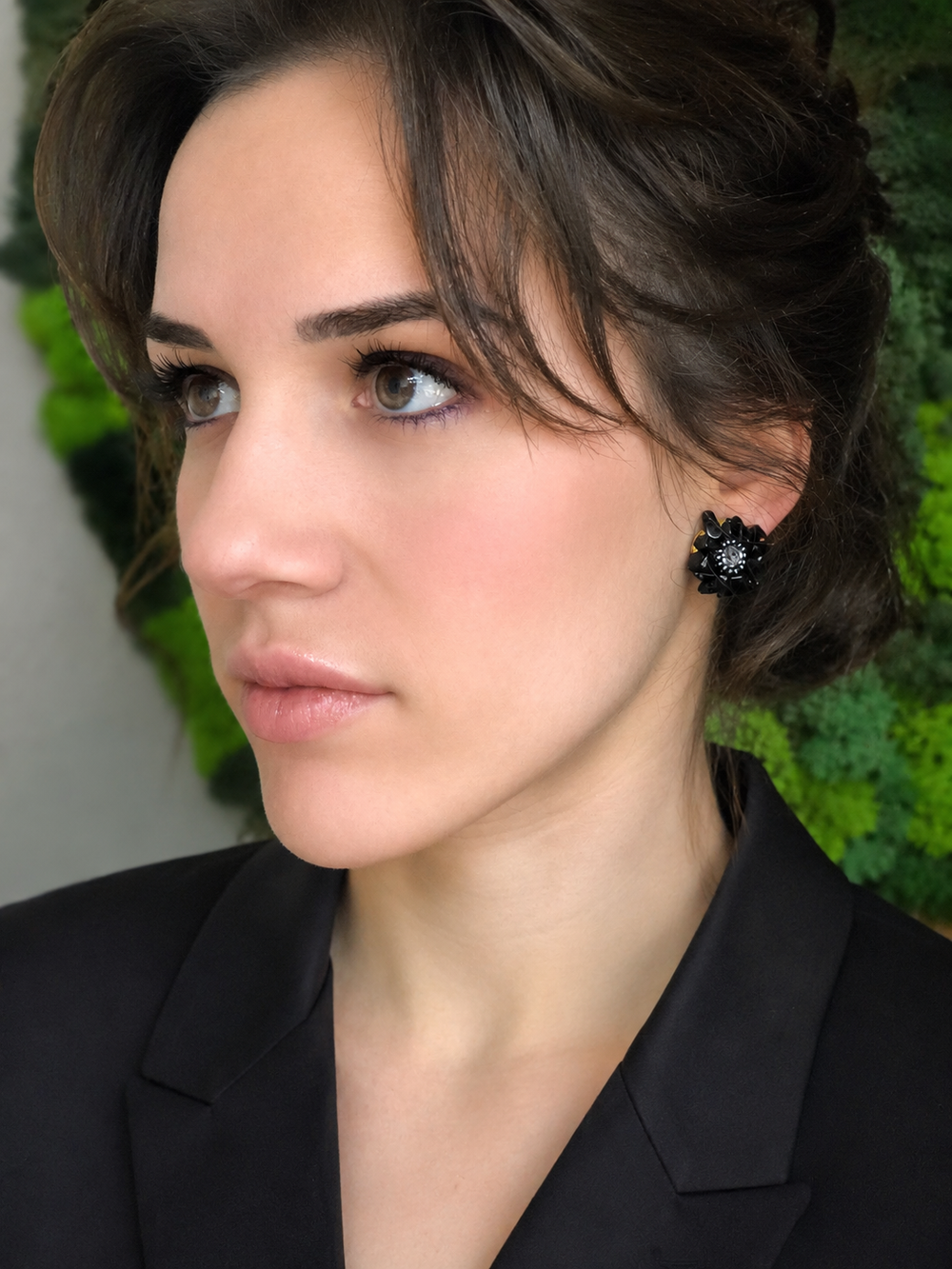 Клипсы "Цветы" ручной работы из бисера с камнем камнем агат и кристаллами Swarovski
