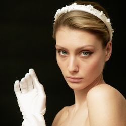 Перчатки кокроткие с жемчужной россыпью