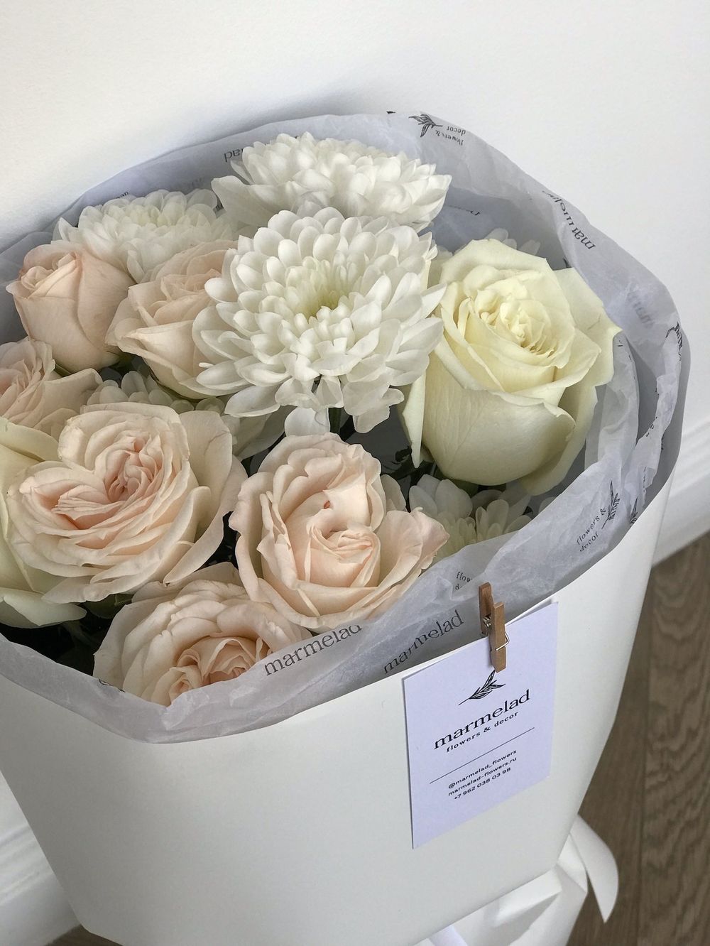 Букет из хризантемы, одноголовой розы и кустовой пионовидной розы