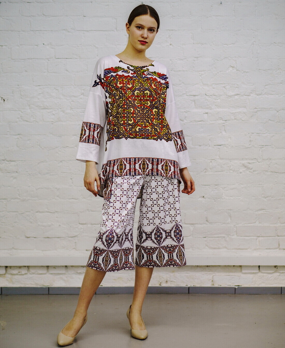 Комплект (туника и брюки кюлоты), по мотивам рукописных книжных заставок славянских раннехристианских манускриптов