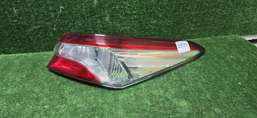 Фонарь правый внеш Toyota Camry xv70 17-нв галоген