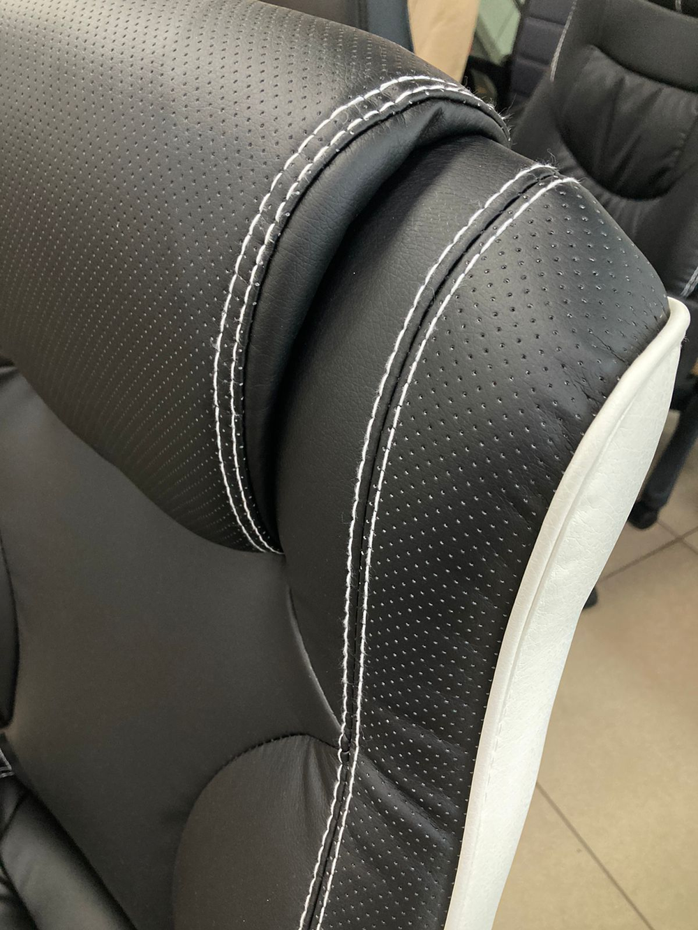 Кресло Фортуна-5 (51) к/з перф черн/Базель бел Мех качания п Директор (в разборе)