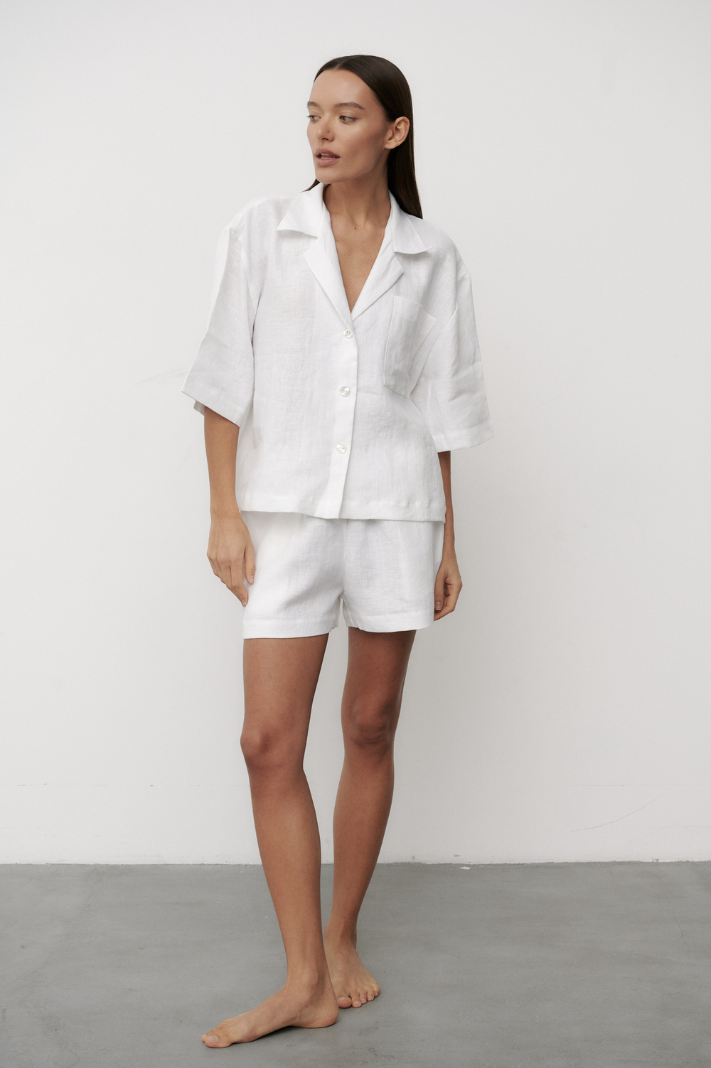 The shirt linen white . Рубашка из льна