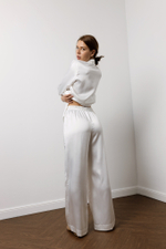 Блуза из обнимающего шелка в белом оттенке