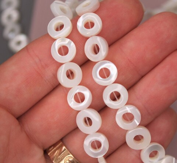 Перламутр круглый 9 мм с отверстием