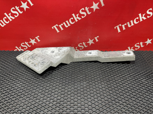 Кронштейн бампера правый 2023г.