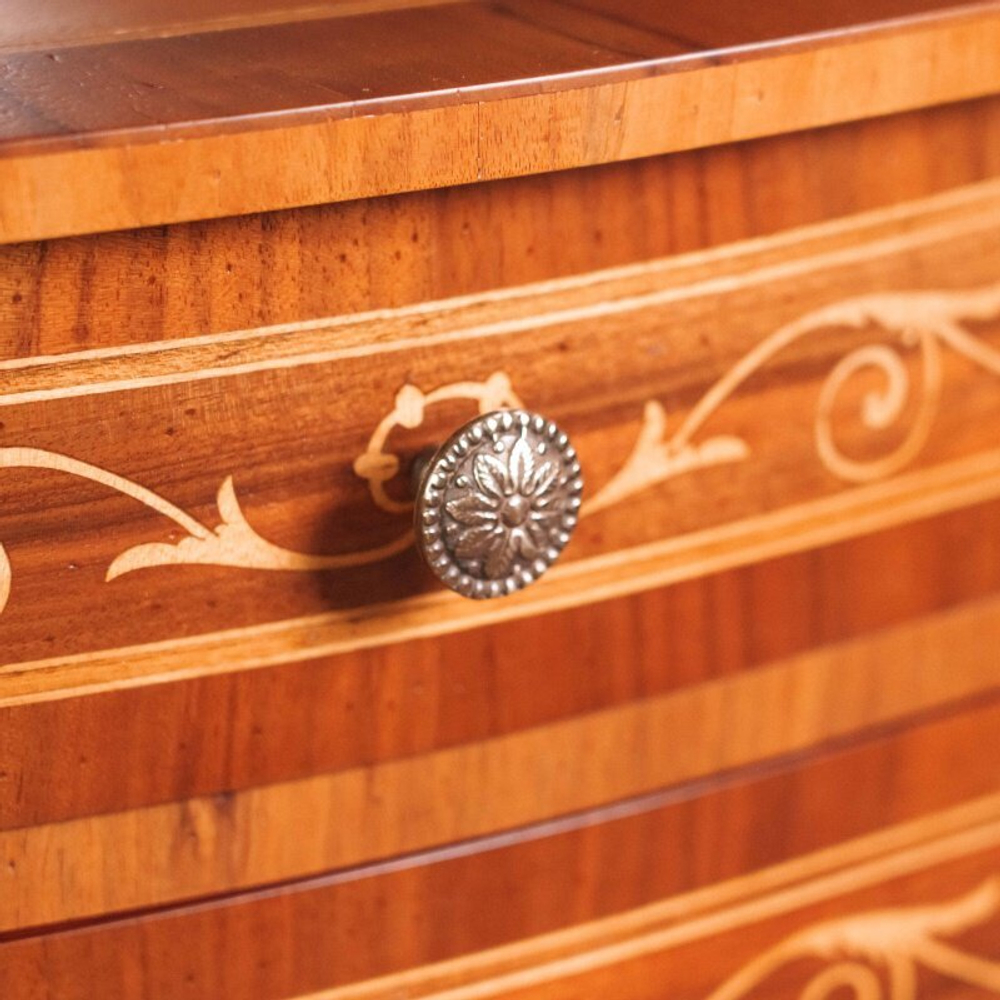 Комод с инкрустацией